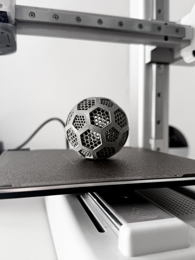Sfera progettata da 3D WAY con celle esagonali a nido d'ape, stampata in 3D in un pezzo unico